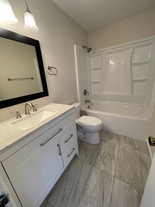 Building Photo - GREAT FAMILY HOME! FULLY FENCED YARD!