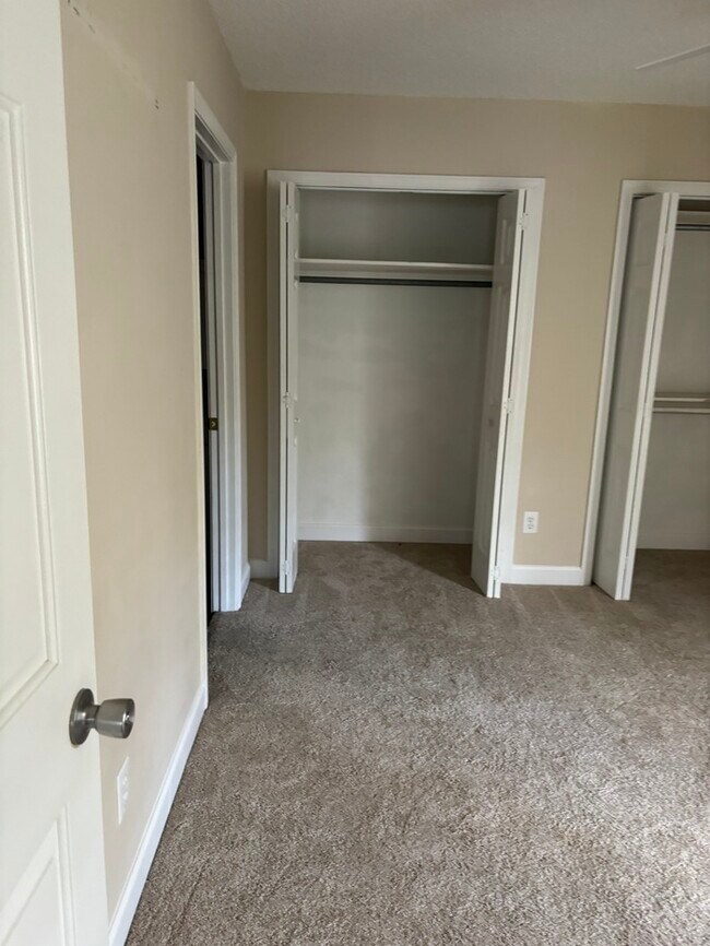 Building Photo - 162 W Hampton St