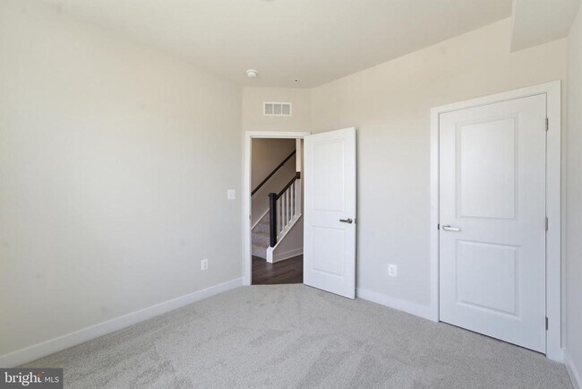 Building Photo - 16130 Hyde Pk Pl