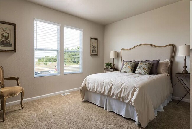 Building Photo - Newer 2000 sq ft 4 bedroom home for Lease