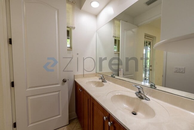 Building Photo - 708 SW 147th Ave