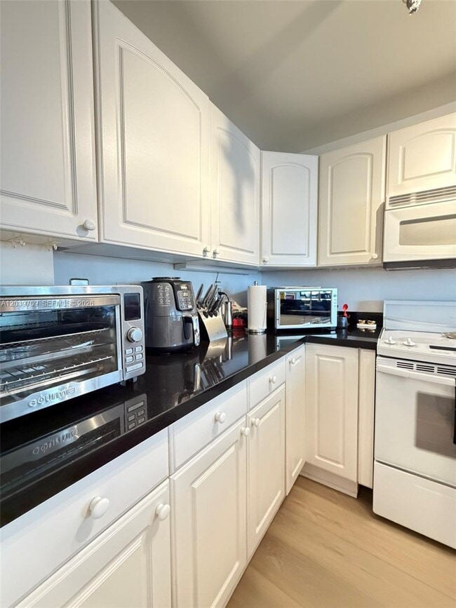 Building Photo - 540 Brickell Key Dr