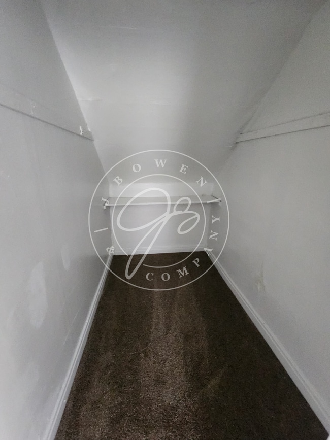 Building Photo - Large 3 bed with over 1600 sq. ft!