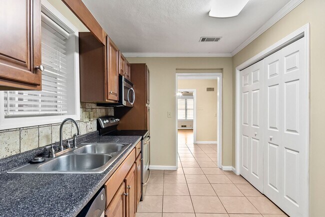 Building Photo - 1630 1st Ave