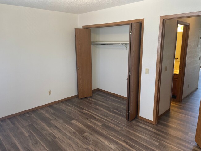 Building Photo - 1 Bedroom Apartment - Close to Schools, Sh...