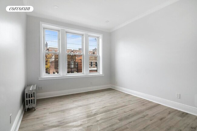 Building Photo - 566 Osborn St