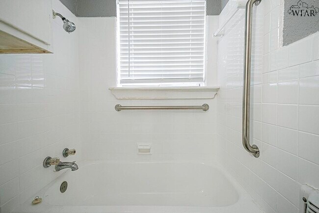 Building Photo - 2104 Virginia Dr
