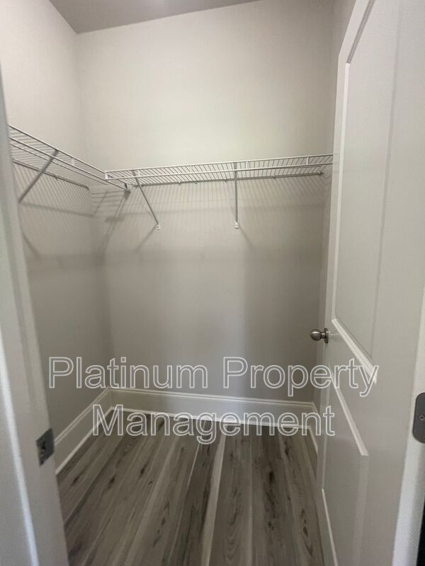 Building Photo - 5180 Mirror Lake Dr