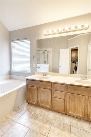 Building Photo - 9961 Delamere Dr