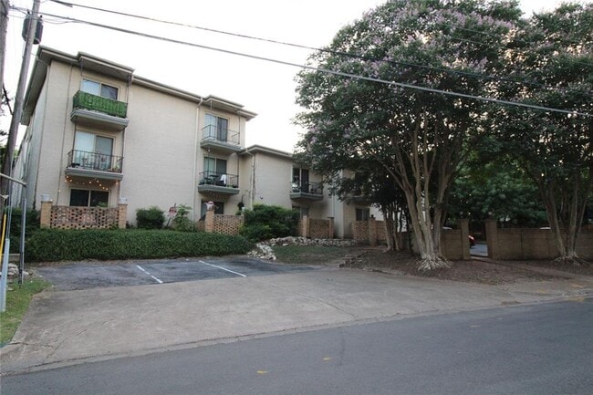 Building Photo - 1bed/1bath condo in 78704