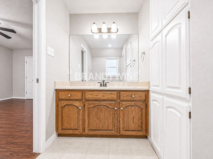 Building Photo - 5233 Hill Ridge Dr