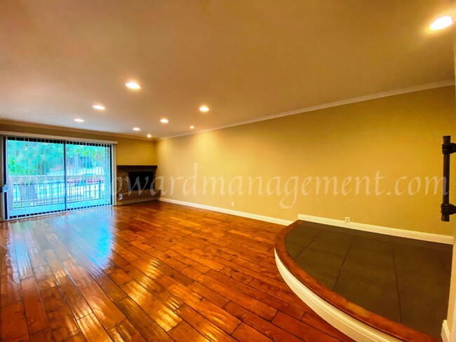 Building Photo - Professionally designed condo! Large kitch...