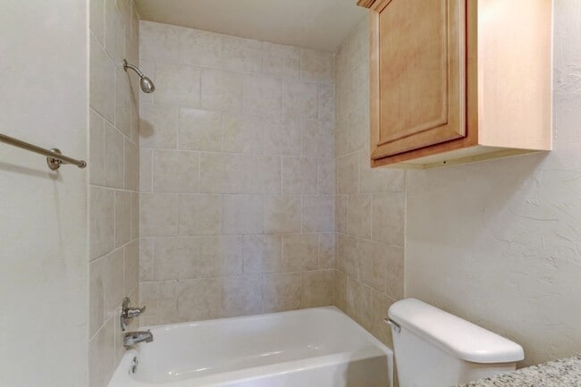 Building Photo - Duplex in Yukon, Available Now!