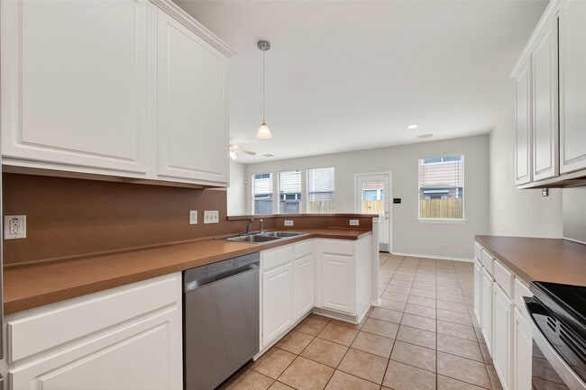 Building Photo - 16623 Newglen Ln