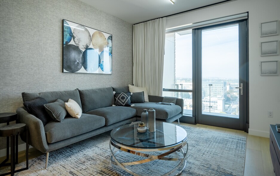Living Room - 400 S Broadway