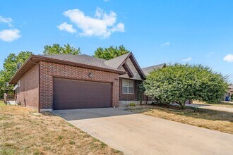 Building Photo - Ozark 2 Bedroom 2 Bathroom 2 Car Garage