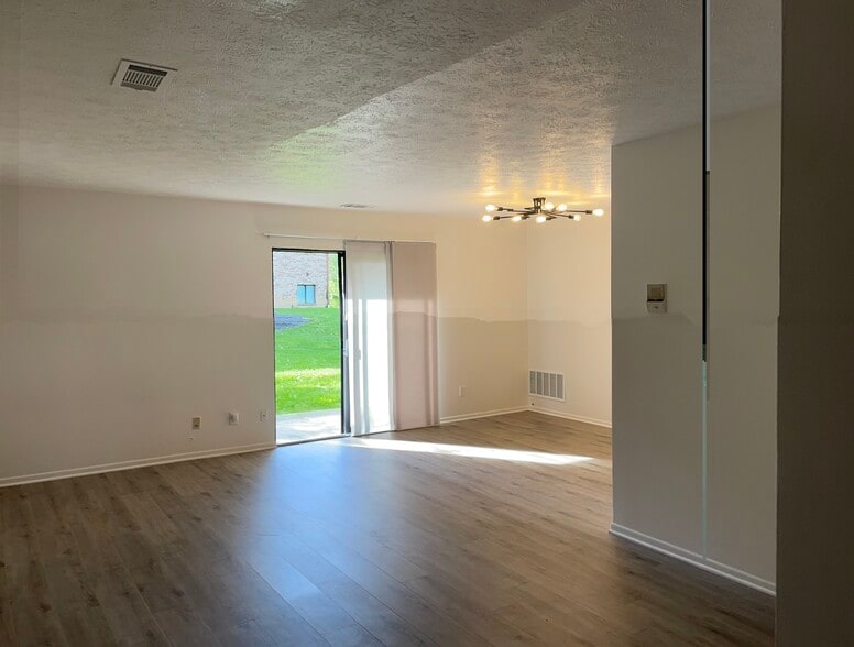 Building Photo - 7214 Creekview Dr