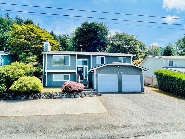 Building Photo - Beautifully Renovated 5 Bedroom House with Large Yard!