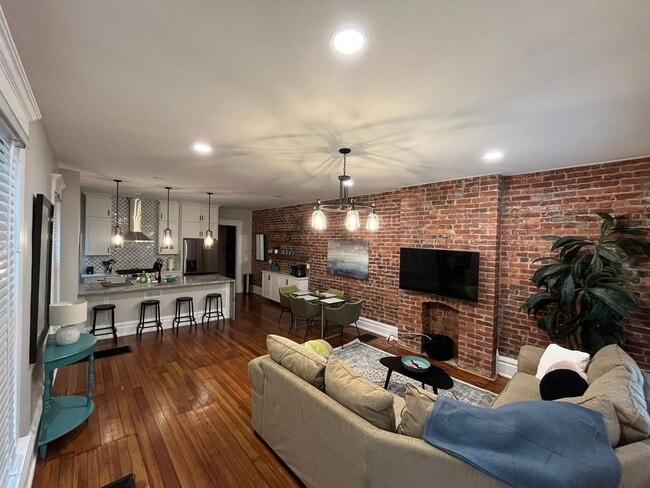 Building Photo - Dennison Ave 866-868 CR