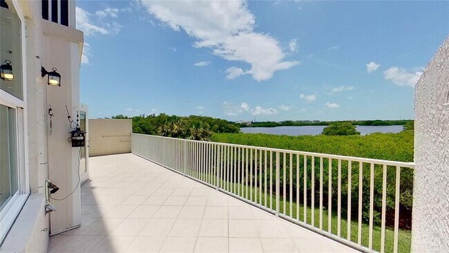 Building Photo - 6495 Shoreline Dr