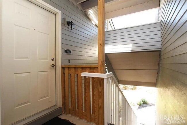 Building Photo - 818 Ravens Crest Dr