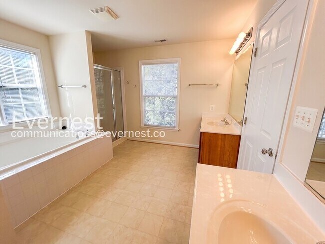 Building Photo - 7 St Stephens Ct