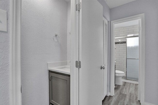 Building Photo - 219 Loma Dr