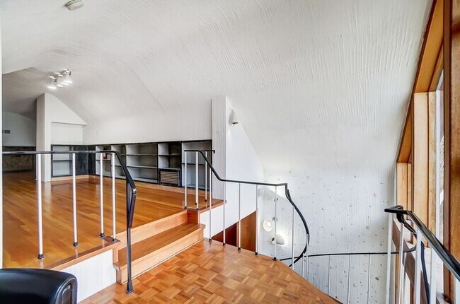 Building Photo - 2881 Observatory Ave