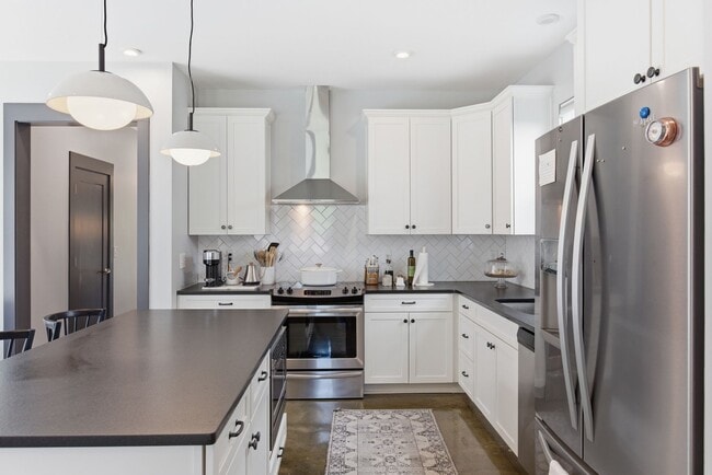 Building Photo - 1608 16th Ave N