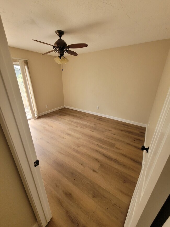 Building Photo - Remodeled 2/2 patio home for rent in sought-after central Phoenix area.