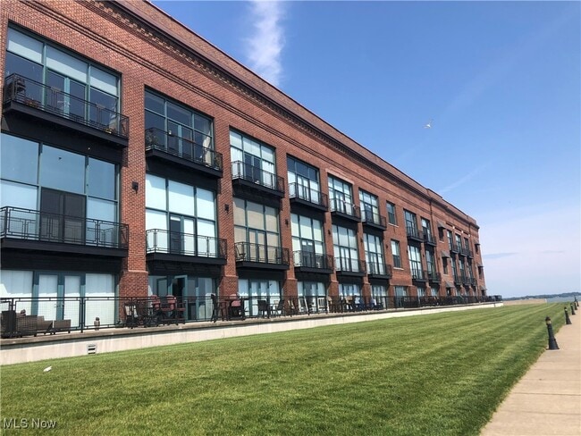 Building Photo - 401 W Shoreline Dr