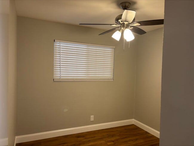 Building Photo - Terrific Brentwood location at the end of ...