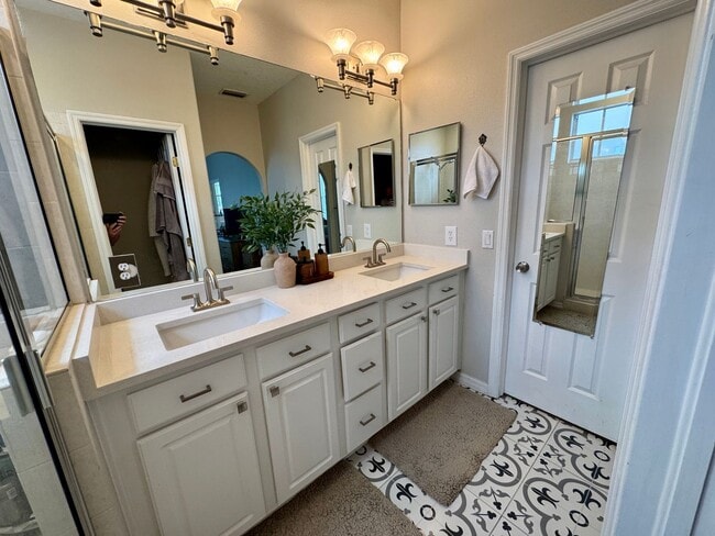 Building Photo - Private Townhouse in Heart of South Tampa