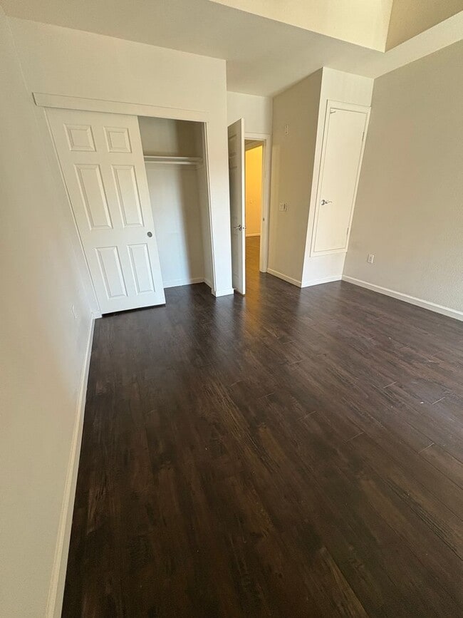 Building Photo - Amazing unfurnished 2 bedroom condo at Par...