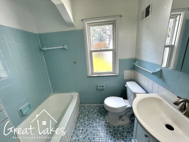 Building Photo - Stunning 3 Bedroom 1 Bathroom now availabl...