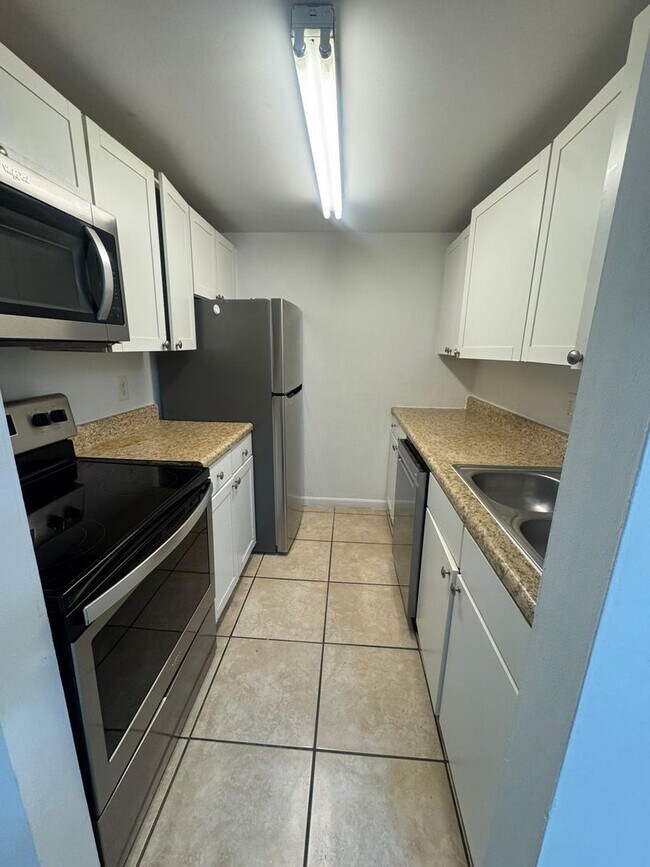 Building Photo - 2130 Sherwood Forest Blvd