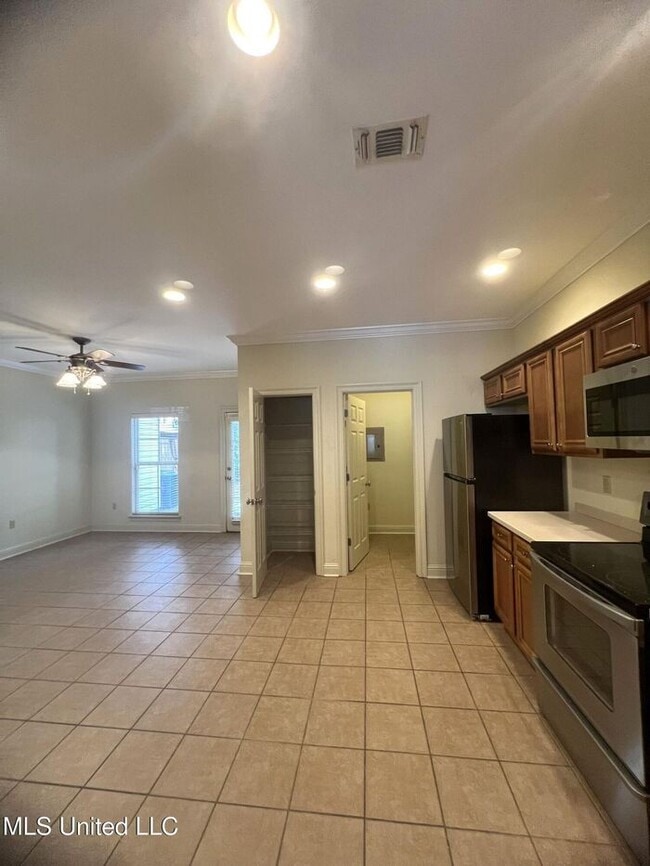 Building Photo - 928 Jefferson Dr