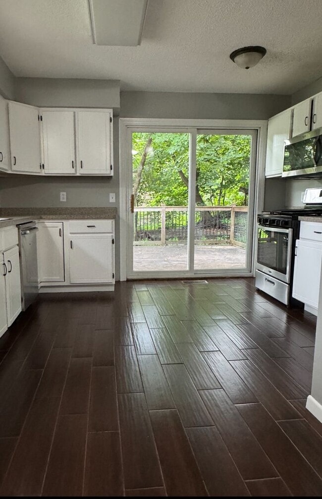 Building Photo - Stunning 3 Bedroom 2 Bathroom Home in Burn...