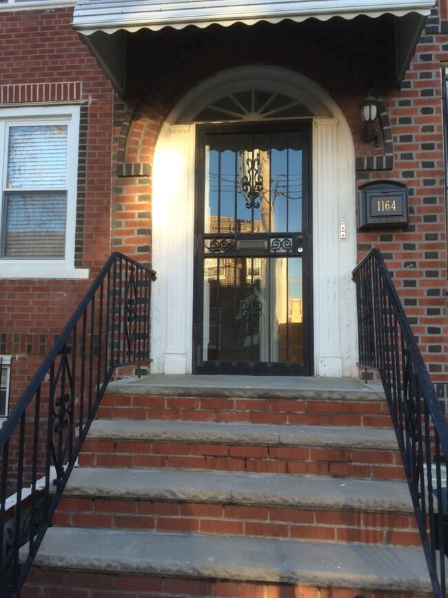 Primary Photo - 1164 Ovington Ave