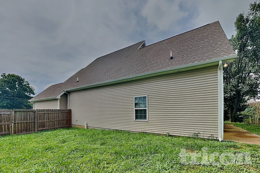 Building Photo - 2013 Mansker Dr