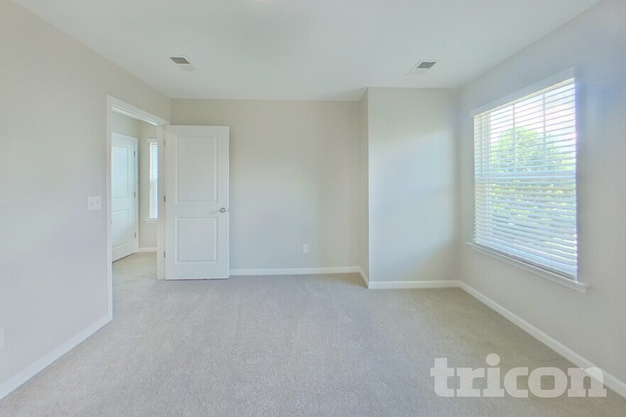 Building Photo - 423 Lanyard Ln
