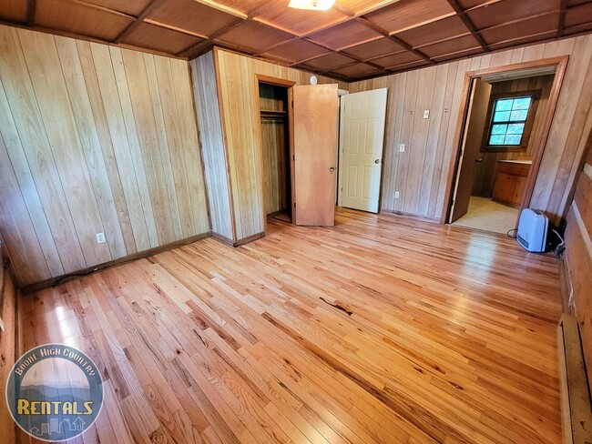 Building Photo - 3bd Log Home Close to Town