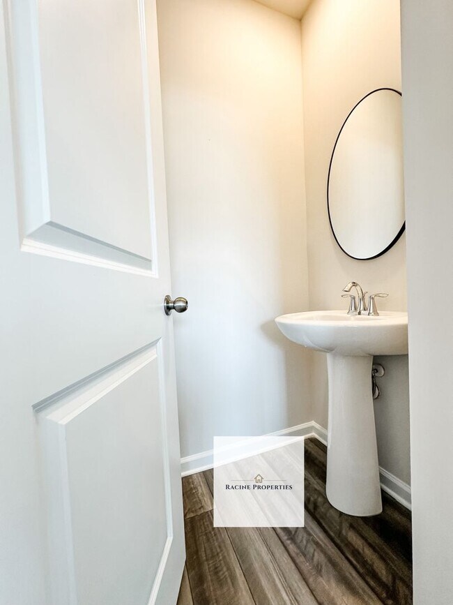 Building Photo - Beautiful new townhome available in Travelers Rest