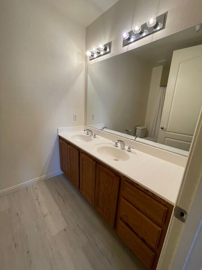 Building Photo - Available NOW!-2 Bedroom Unit in Manhattan Guard Gated Community!