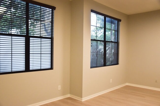 Building Photo - 507 W Maple Ave