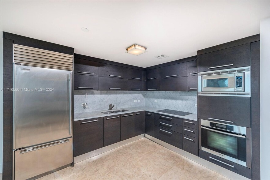 Building Photo - 900 Biscayne