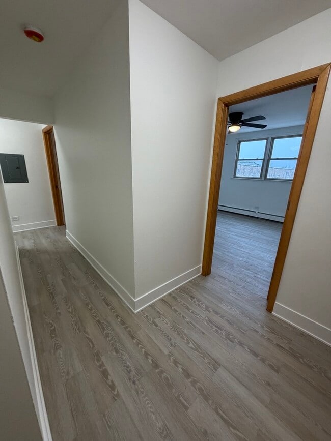 Building Photo - 7200 N Claremont Ave