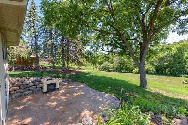 Building Photo - Must see home in mendota heights, huge lot...