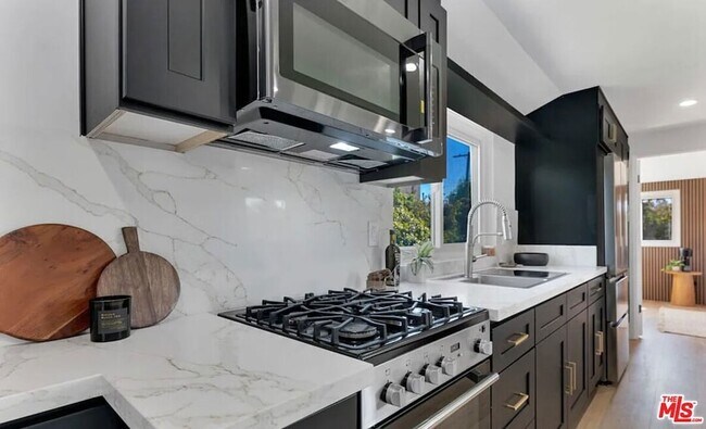 Building Photo - 418 N Bowling Green Way