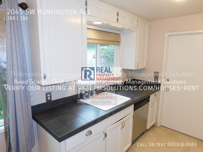 Building Photo - 2045 SW Huntington Ave